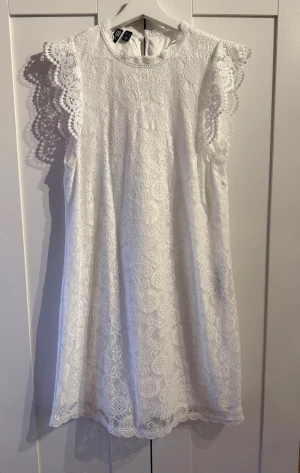 Pieces studentklänning - Pieces Pcolline SL Lace Dress i färgen vit storlek M, nypris 449kr, säljs 300kr eller närmast bud💖 nyskick då använd en gång och inga skador eller fläckar😊💕 vid frågor skicka meddelade!🥰