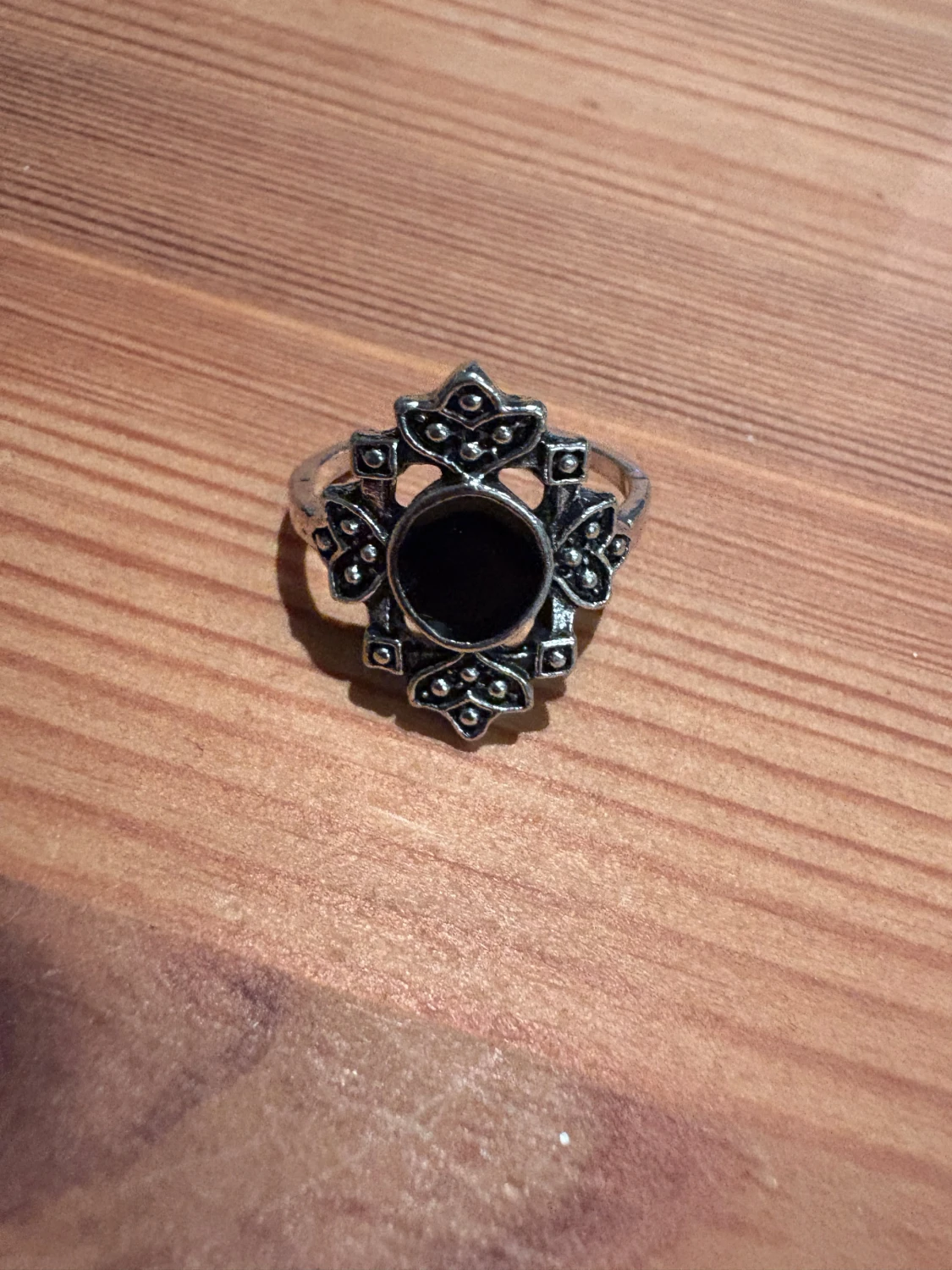 Vintageinspirerad silverring med svart sten - 1