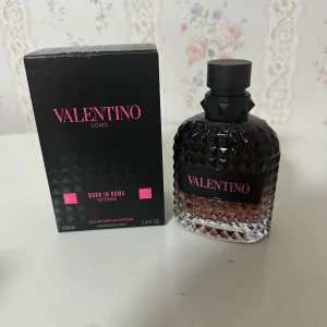 Valentino Uomo Born In Roma Intense - Valentino Uomo Born In Roma Intense Eau de Parfum, 100 ml. Tillverkad i Frankrike. Snygg flaska med modern design och rosa detaljer. Perfekt för dig som vill sticka ut med en exklusiv och trendig doft.