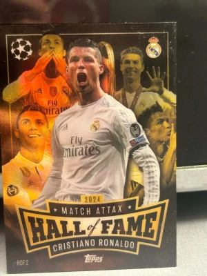 Match Attax Hall of Fame Cristiano Ronaldo 2024 - Snygg och exklusiv Hall of Fame-kort från Match Attax 2024 med Cristiano Ronaldo i Real Madrid. Perfekt för unga samlare och fotbollsälskare som vill ha en ikonisk spelare i sin samling. Kortet visar statistik och hyllar hans Champions League-karriär. 2/5 som blev gjort i hela världen. Inklusiv skal.