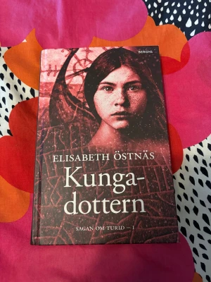 Kungadottern: Sagan om Turid I - Följ Turid i en hård vikingavärld där hon kämpar för frihet och överlevnad. Hon vill resa, lära sig och skriva, men förväntas bli drottning eller spåkvinna. En spännande berättelse om mod, identitet och att hitta sin egen väg.