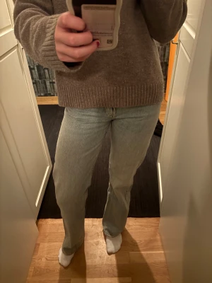 Wide jeans från Zara  - Säljer ett par ljusblå jeans från Zara. Jeansen är i hög midja men syns inte om du har tröja över. De är använda max 2 ggr och i superfint skick utan några defekter. Jag är 169 och säljer då de blivit för små💕💕💕💕
