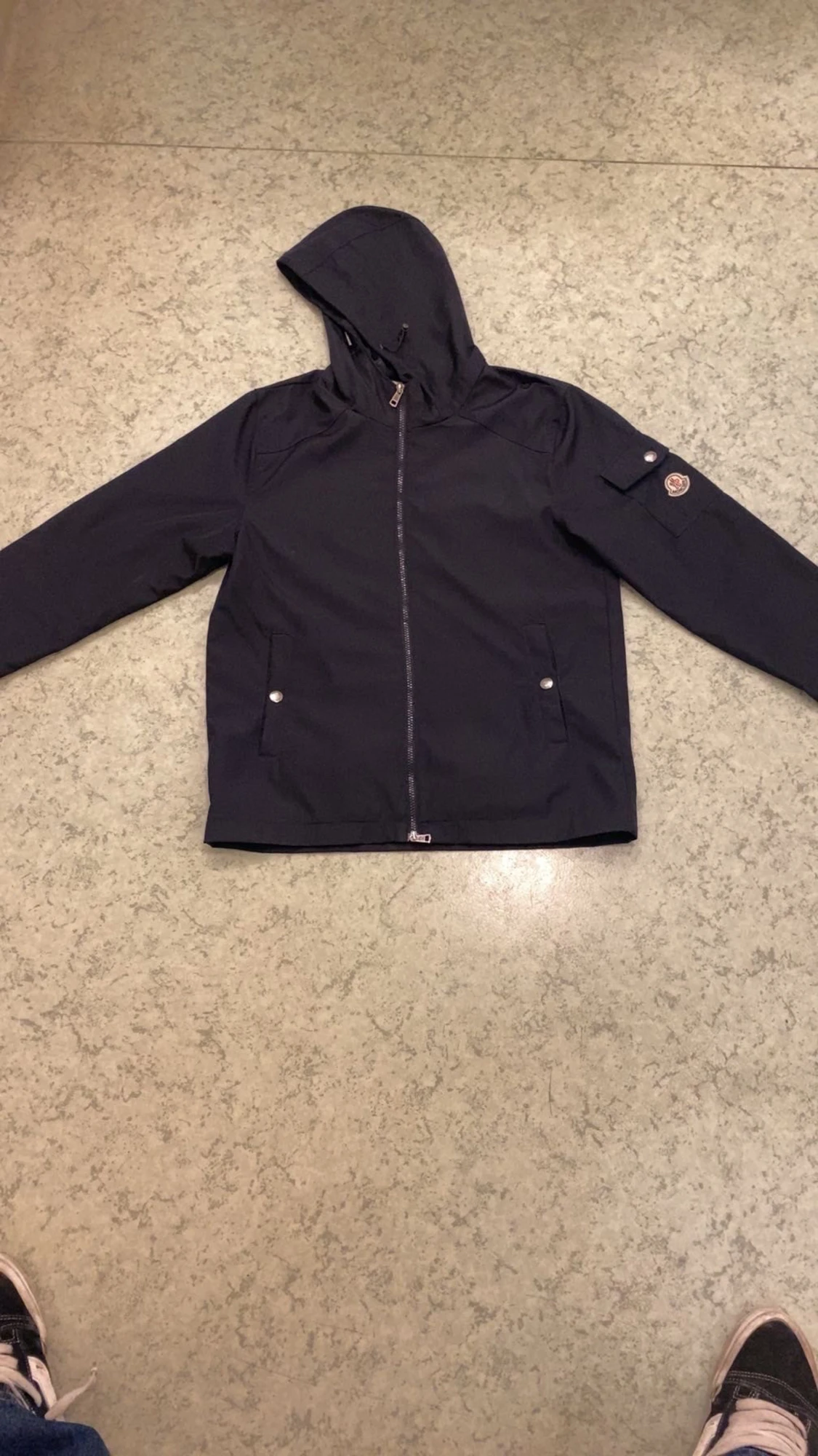 Mörk blå vinterjacka från Moncler med huva  - 1