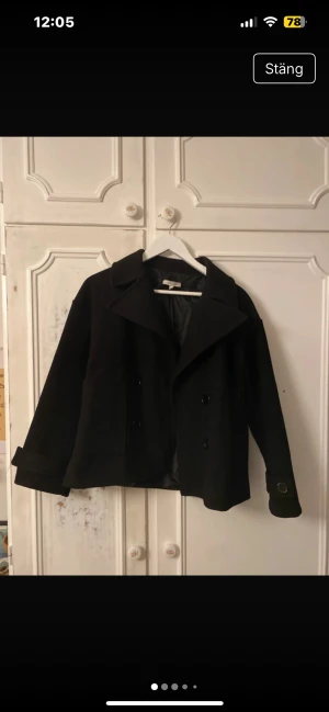 Svart kappa - Kappa från design by si💕saknar en knapp som syns på bild