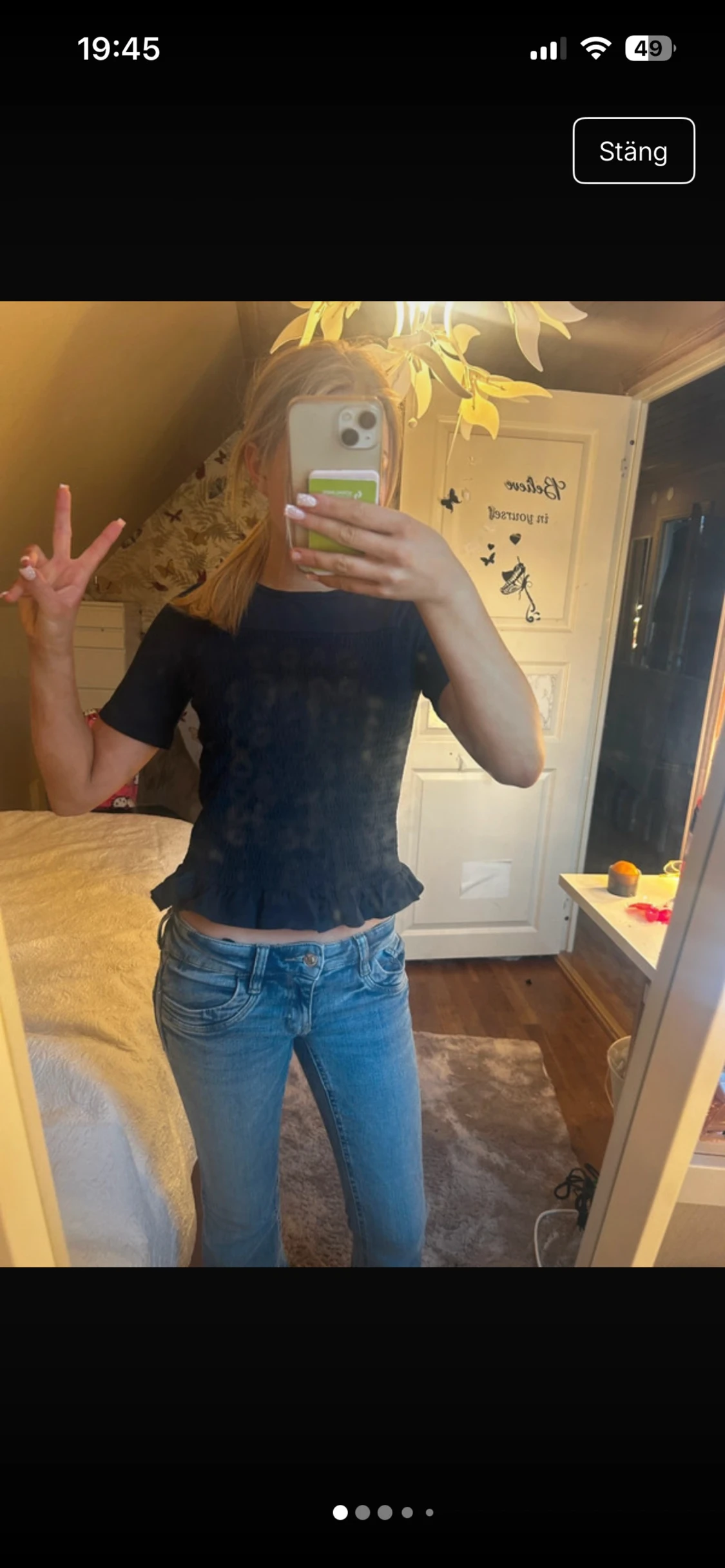 Mörkblå volangblus från Gina Tricot