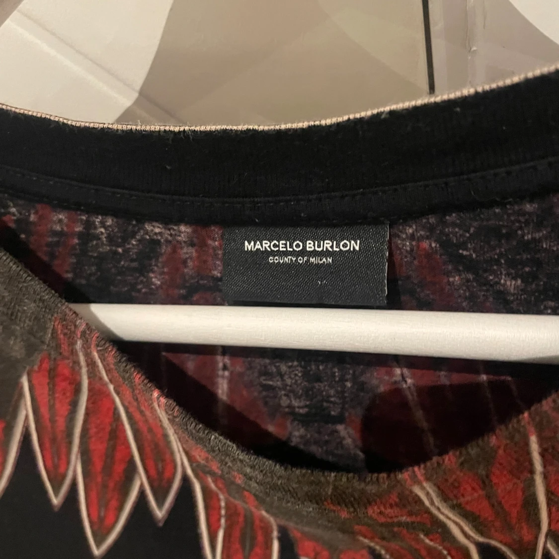 Svart t-shirt Marcelo Burlon med röd print - 2