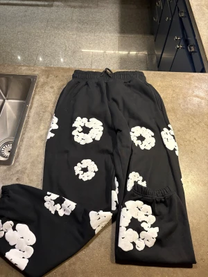 Svarta mjukisbyxor Denim Tears S - Sköna joggers från denim tears i stl S. Använda Max 3 gånger. Väldigt bra skick. Hör av dig för mer frågor👍