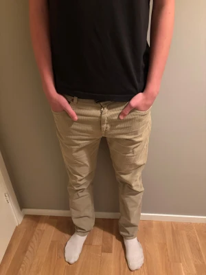 Beige manchesterbyxor från Sand - Snygga beige manchesterbyxor från Sand med raka ben. Byxorna har normal passform och är tillverkade i mjukt manchestertyg. Perfekt för dig som gillar stilrena och bekväma byxor med lite retrovibe. Detta jeans är exklusiva och dyra nypris är runt 1900 köpte från deras hemsida för dem pengarna. Säljer dem för att dem inte passar längre och skickat är i toppform inga problem säljer dessa för 300 eftersom det är ett fint märke med bra skick. Snygga om du ska tillexempel köra golf storlek 31/31