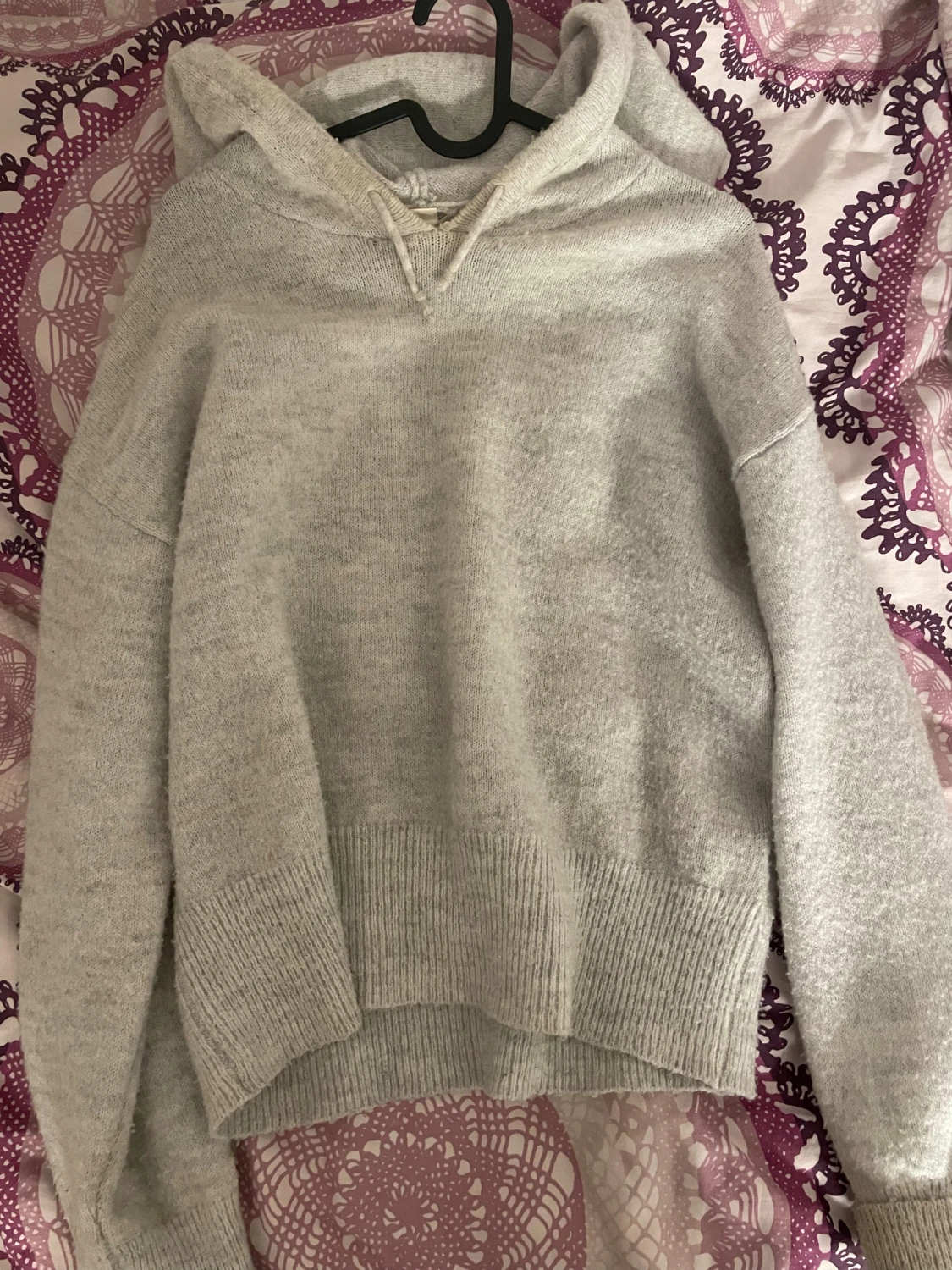 Grå stickad hoodie 