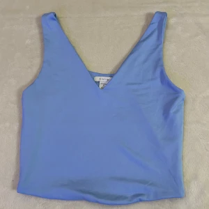 Blå topp - Säljer en blå topp från Amisu i storlek S. Toppen är i mycket fint skick.🩷