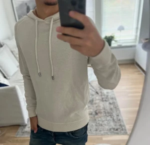 Hugo boss stickad hoodie  - Skick 10/10, modellen är 180 väger 70 