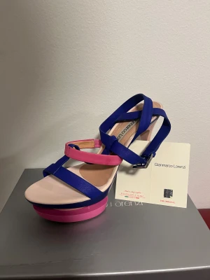 Gianmarco Lorenzi Dam Skor - ✨ Exklusiva Gianmarco Lorenzi klackskor – i mycket fint skick! ✨ Säljer ett par eleganta och lyxiga skor från Gianmarco Lorenzi, kända för sin italienska design och höga kvalitet. Skorna är i bra skick, väl omhändertagna och redo för en ny ägare. Ett perfekt val för dig som vill ha exklusiva designerklackar till ett riktigt bra pris.  📩 Skriv gärna om du har frågor eller vill se fler bilder! Nypris ligger på runt 5900 kr