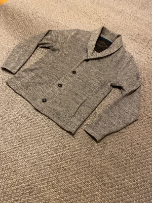 Stickad cardigan - Säljer en fet stickad cardigan i storlek M. Helt nytt skick. Skriv för fler frågor.