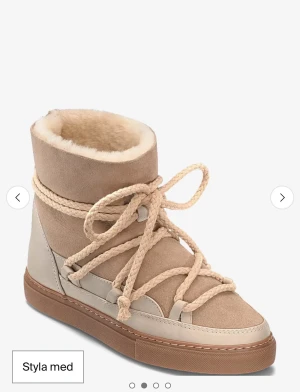 Beigea inukki skor - Helt nya inukkis köpta för 3000kr, aldrig använda