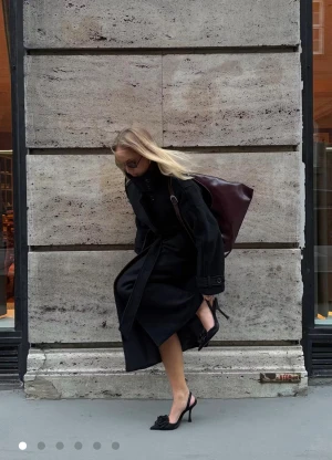 Belted Wool blend coat - Säljer en svart lång kappa, slutsåld från Ginatricot med bred krage, knappar framtill och bälte i midjan. Kappan har långa ärmar med snygga detaljer vid mudden och är tillverkad i ullblandning. Helt oanvänd med lappen kvar, nypris 1099.95kr