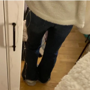 Mörkblå bootcut jeans från Mango - Säljer ett par mörkblå jeans från Mango med bootcut-ben😇 skriv om du har frågor💞
