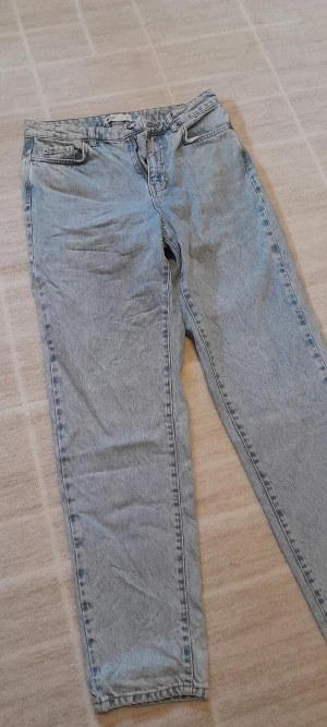 Ljusblå mom jeans från Gina tricot  - Ljusblå mom jeans från gina tricot, Perfect Jeans i klassisk femficksmodell. Jeansen har hög midja, raka ben och stängs med dragkedja och knapp. Tillverkade i slitstarkt bomullsjeans med snygg tvättad look. Perfekta till sneakers eller boots.  Skriv för frågor eller fler bilder!💕   !Endast swish!!
