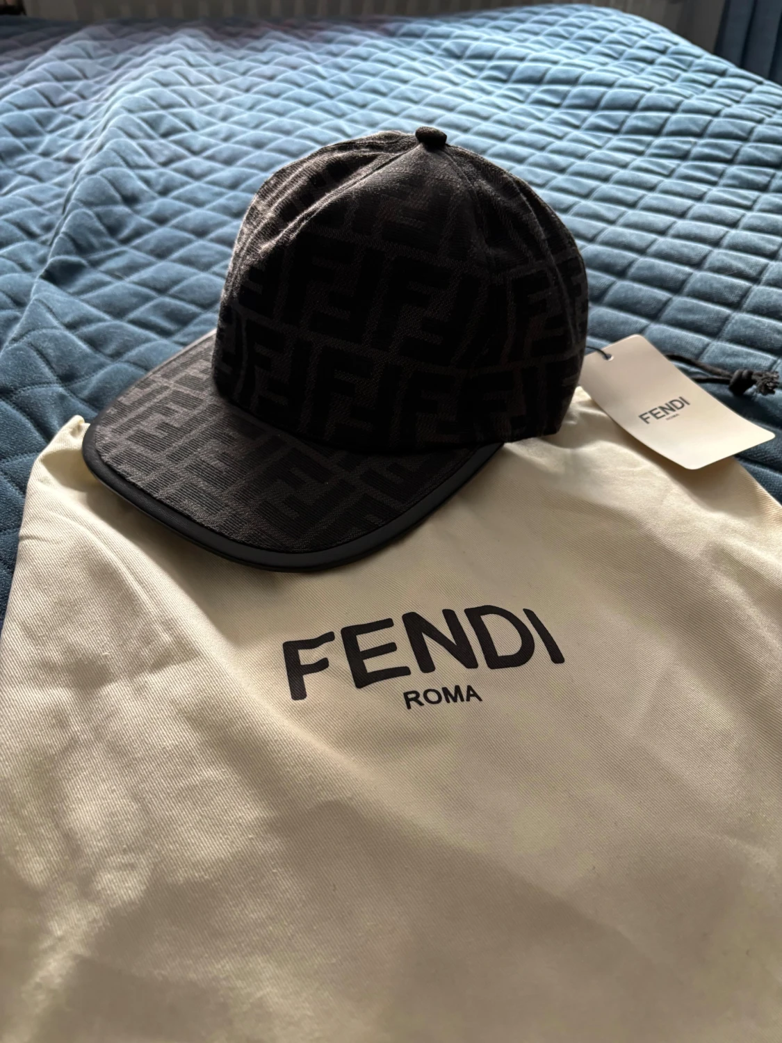Svart Fendi keps med FF-mönster - 1