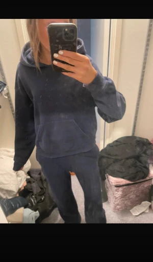 set  - säljer detta super sköna och fina set ifrån gina, det är en fläck som ni ser på sista bilden på fickan på hoodien och snöret är även ur byxorna❤️hoodie luvan är även lite sprucken så luvan är lite större än vanligt