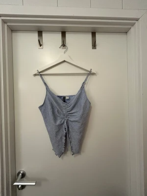 Blå glittrig topp från H&M - Blå glittrig topp från H&M i storlek Medium. Knappt använd och går att justera urringningen med banden🙏🏼