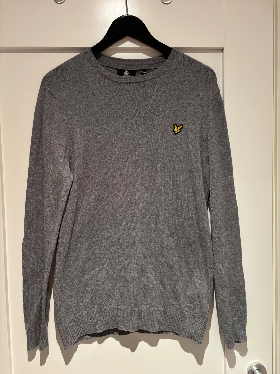 Grå stickad tröja från Lyle & Scott