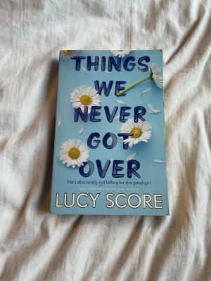 Things We Never Got Over av Lucy score - Things we never got over av Lucy score själva framsidan och baksidan är i bra skick men knasterna av sidorna har de råkat komma färg på och dne första sidan i boken har blivit riven inte mycke bara typ 1 cm men annars i bra skick