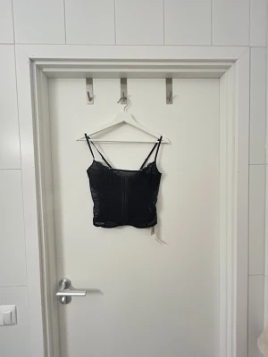 Svart spetskorsett från NA-KD - Svart spetskorsett från NA-KD i storlek 80C. Perfekt festtopp. Helt ny med lappen kvar på🙌🏼