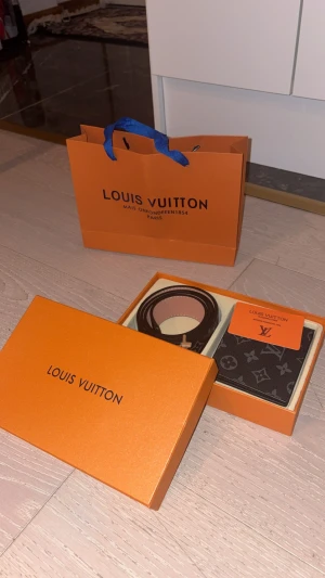 Bälte och plånbok brun - Väldigt fin och lyxigt set där det inkluderar ett brunt bälte i stoleken 115 och en plånbok helt komplett sett och är väldigt passande som julklapp eller som present 🎁 
