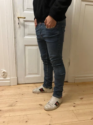 Slim Glenn jeans från Jack & Jones - Sköna slim jeans från Jack & Jones. Passar mig inte längre. Använda Max 7 gånger. Hör av dig vid frågor👍