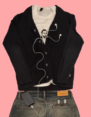 Stickad cardigan - En tvär fett cardigan med skit bra kvalite av märket dobber. Den är i mycket bra skick och storleken är small