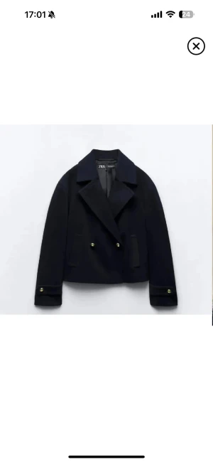 Mörkblå kappa  - Snygg mörkblå kappa från Zara med bred krage och guldiga knappar framtill och vid ärmslut. Perfekt för dig som gillar klassisk stil. Nästan aldrig använd