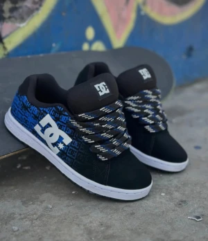 DC Shoes - Gaveler Blue DC Graphic Print Cool Swag Y2K Skater Style - DC Shoes - Gaveler Blue DC Graphic Print Cool Swag Y2K Skater Style   Jätte snygga DC skor, använda 2 gånger, typ bara prövat på. De blå skosnörena följer inte med, det kommer de originala vita snörena med skorna!  Storlek 42, bra passform.  Väldigt populära skor så passa på!