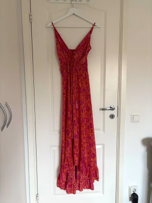 Mönstrad klänning - Superfin sommarklänning, helt oanvänd!