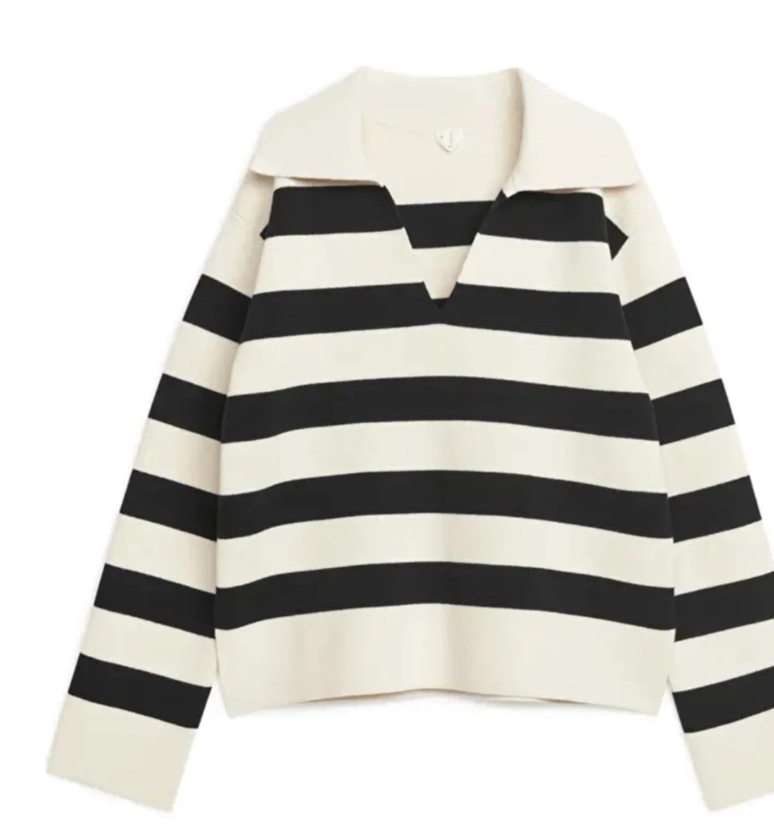 Randig vit och svart stickad 