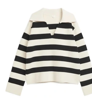 Randig vit och svart stickad  - !Intressekoll! Använd fåtal gånger! 