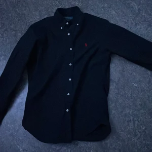 Svart skjorta från Ralph Lauren - Snygg svart skjorta från Ralph Lauren med klassisk passform. 