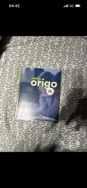 Matematik Origo 2b - En populär mattebok för gymnasiet, perfekt för dig som vill klara kursen 2b. Tydliga förklaringar och många övningar gör det lättare att plugga och förstå matematik. Passar både för självstudier och i klassrummet.