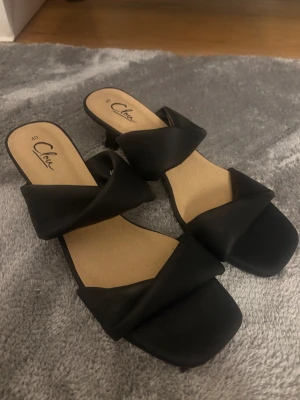 Svarta låga klackar  - Säljer ett par svarta låga klackar i storlek 40🖤vet inte exakta märket på dom, men väldigt fint skick!