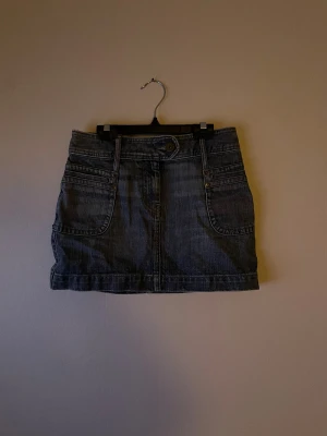 Jeanskjol  - Jättefin jeanskjol från H&M. Använd fåtal gånger. Inga hål eller annan slitage.