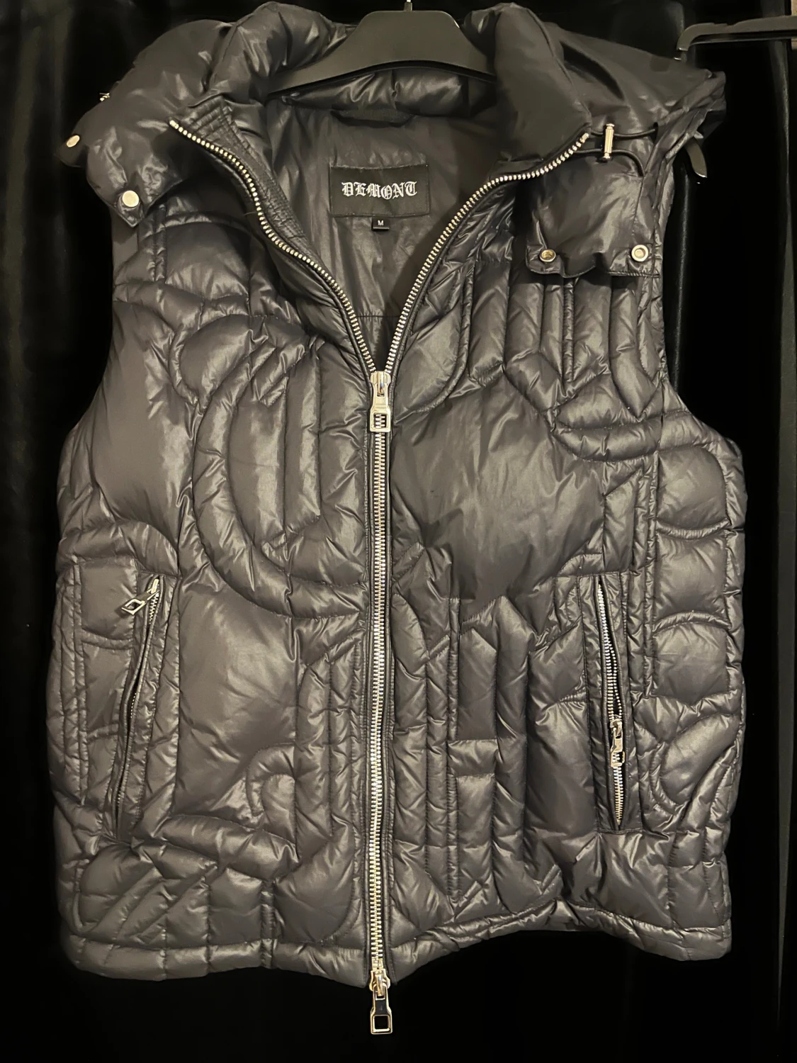 Svart dunväst med huva från Demont