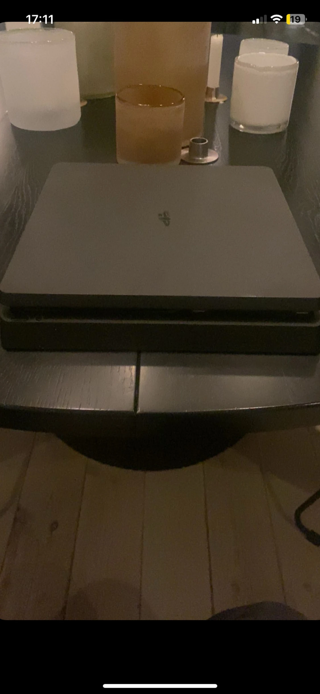 PlayStation 4 Slim med två DualShock 4 kontroller