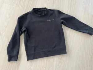 Sail Racing Sweatshirt Svart - Storlek 170/xs - Svart Sail Racing sweatshirt i storlek 170 (motsvarar XS). Tröjan är använd endast ett fåtal gånger och är i nästan nyskick utan några defekter. Skriv vid frågor (pris ej fast)