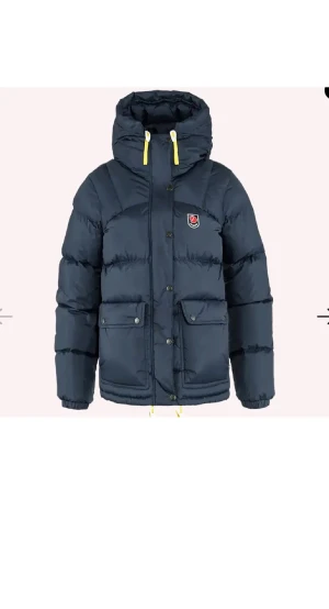 Mörkblå Fjällräven - Hej jag söker någon som har en svart EXPEDITION DOWN LITE JACKET i st s och vill byta mot en exakt likadan fast i mörkblå och i st S. Min mörkblå har inga defekter, använd förra vintern 💞