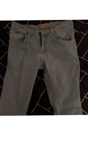 Burberry ljusblå jeans straight fit - Snygga ljusblå jeans från Burberry med klassisk femficksdesign, bruna läderpatch med Burberry London England på baksidan och metallogo på bakfickan. Jeansen har rak passform och dragkedja i gylfen. Perfekt för dig som gillar stilrena och exklusiva jeans.