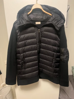 Moncler cardigan  - Moncler cardigan i Mycket bra skick.                  Den går även såklart att scanna. Storlek xxl men sitter perfekt i xl för dig som är runt 190 