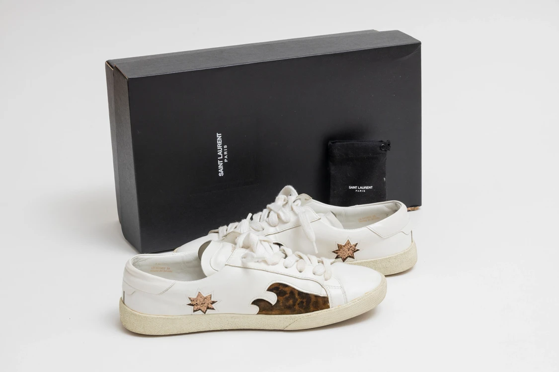 Saint Laurent vita sneakers med leoparddetalj