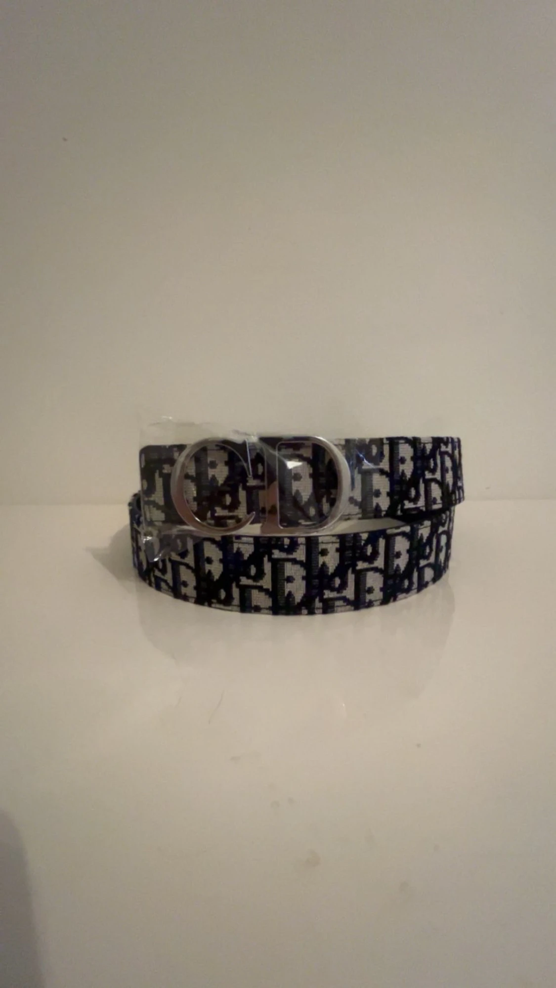  bälte med monogram och silverdetalj