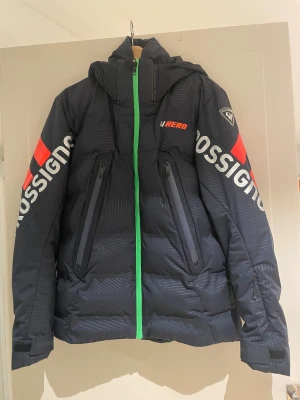 Vinterjacka - Rossignol jacka jacka som fungerar i skidbacken men också vardagen. Väldigt bra skick. 