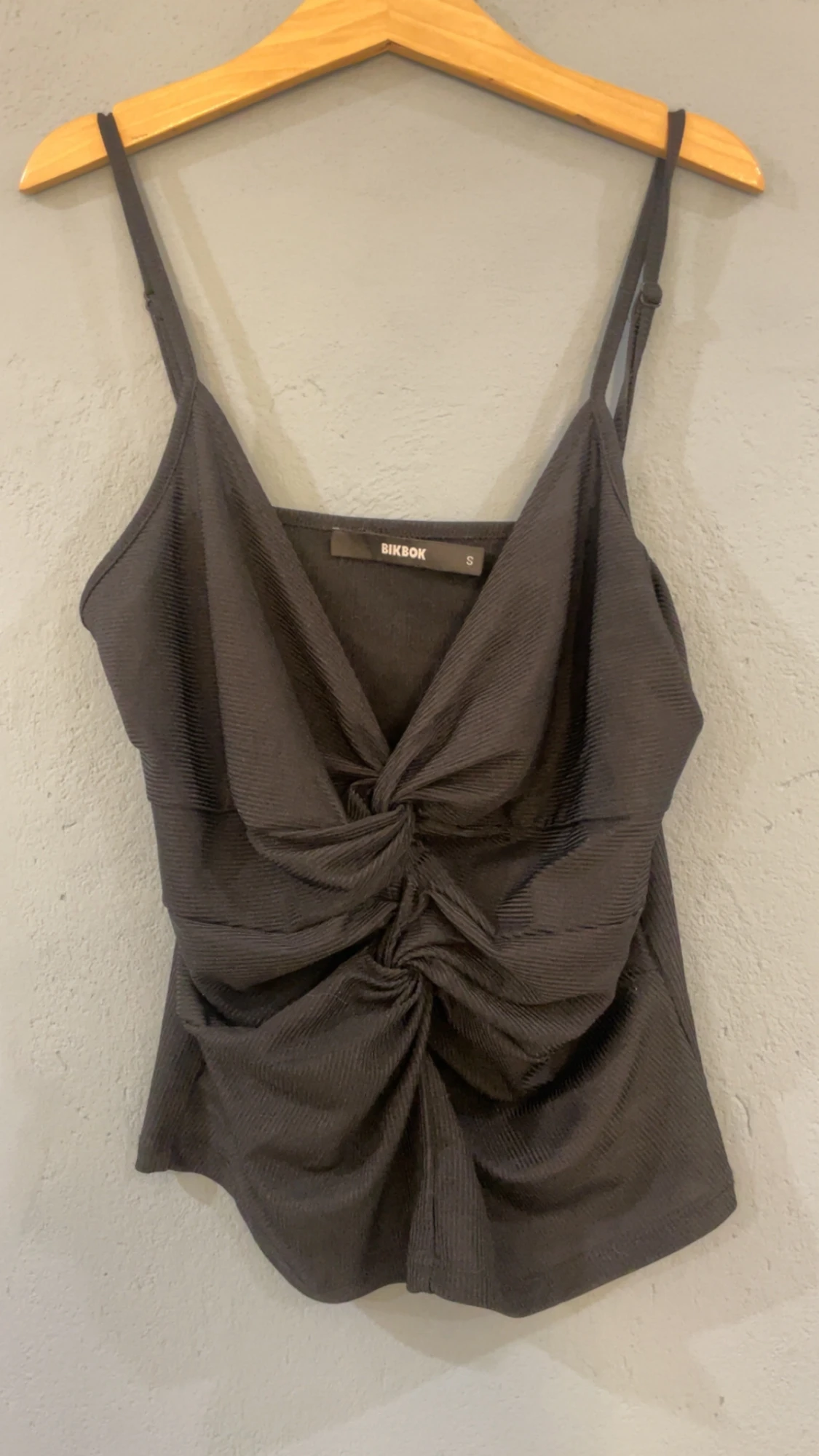 Svart omlott linnetopp från Bikbok