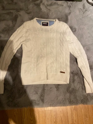 Bondelid cable knit - Säljer en cable knit sweater från Bondelid. Använd en eller två gånger så i bra skick. 